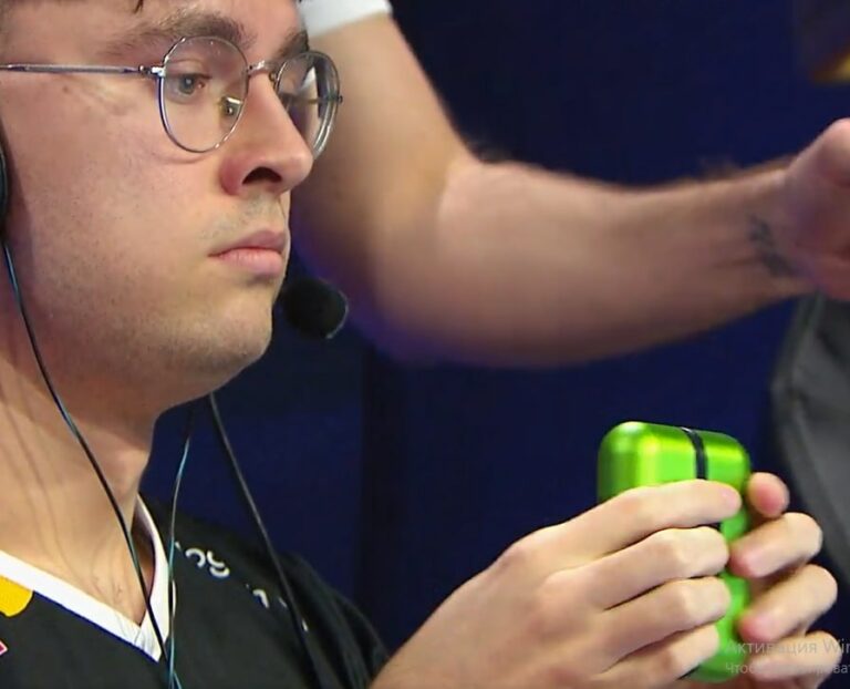 усталый киберспортсмен держит руку