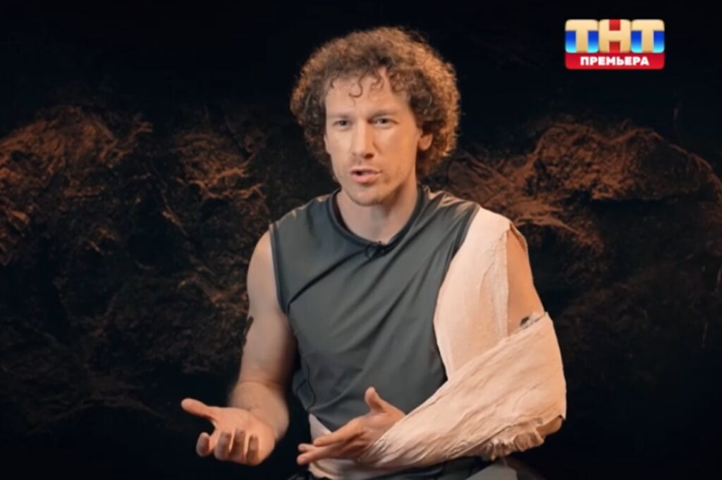Эмиль Карнеев получил травму руки в шоу ТНТ «Титаны»